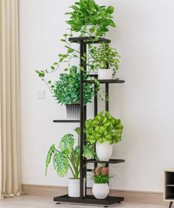 étagère noire pour pots de fleurs avec plantes