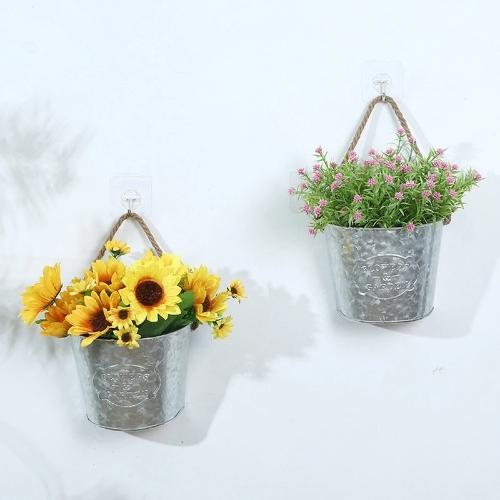 support pot de fleur mural en forme de seau en acier avec des plantes dedans