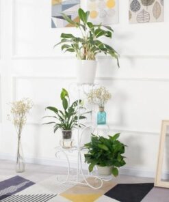 support fleur exterieur en fer forgé blanc avec des plantes