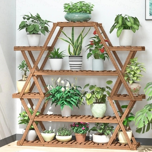 étagère en bois pour fleurs de face avec des plantes