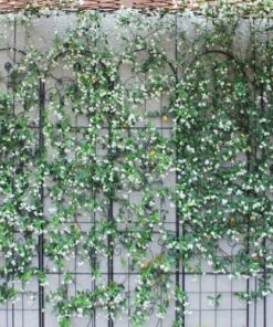 support pour plante mural en fer forgé avec des plantes dessus