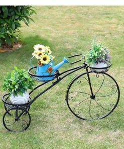 porte plante vélo avec des plantes dessus dans un jardin