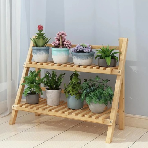 petite échelle en bois pour plantes dans un coin