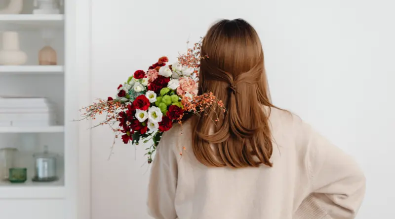 femme avec un bouquet de fleur