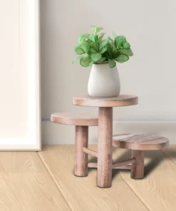 un petit tabouret à trois niveaux beige