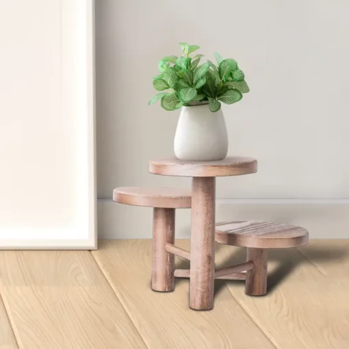 un petit tabouret à trois niveaux beige